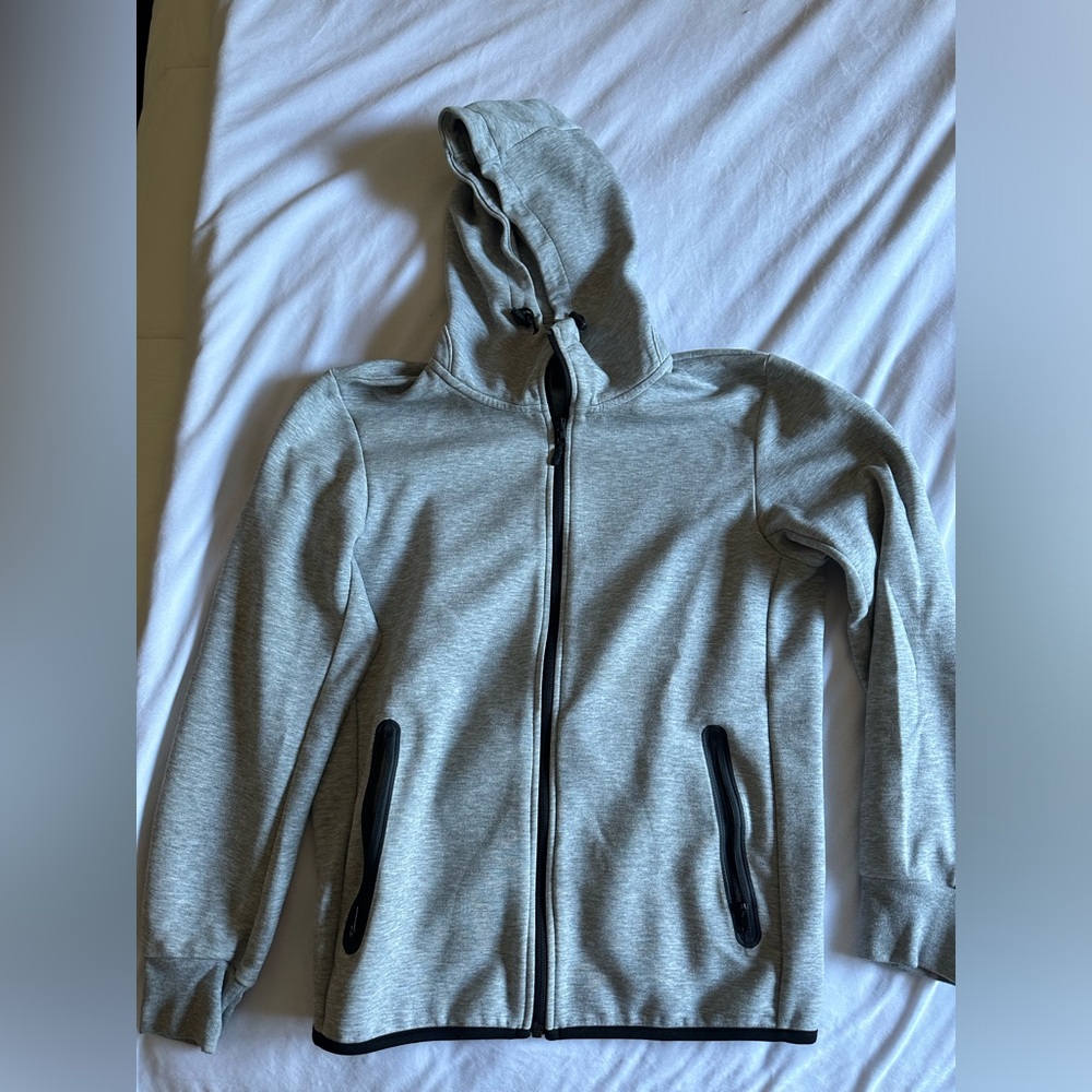 Uniqlo women’s hoodie in gray